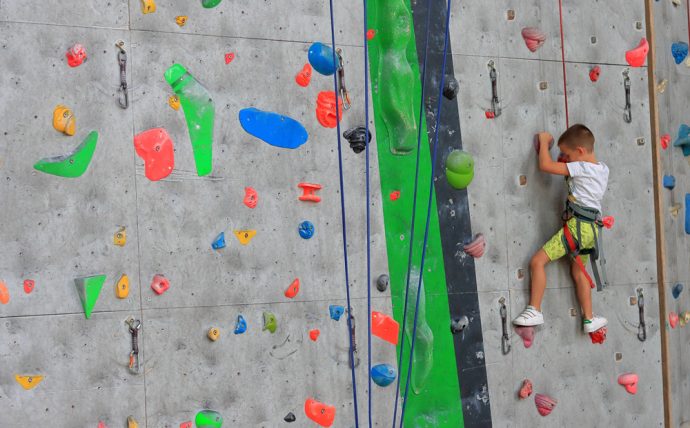 Klettern und Lernen: Wie das Indoor-Klettern die kognitive Entwicklung von Kindern beeinflusst