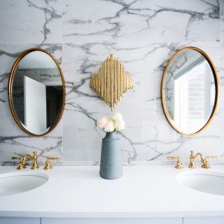 Saubere Spiegel mit BH-Einlagen (Milchstopper)