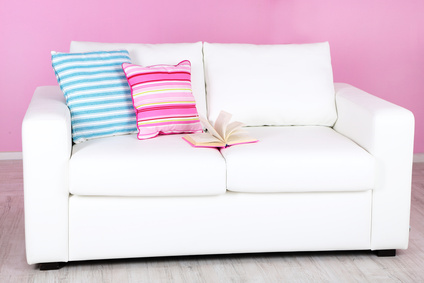 Sofa aus Microfaser richtig reinigen und pflegen
