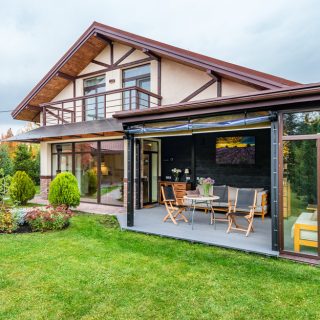 Verwandeln Sie Ihren Außenbereich: Kaufen Sie ein Terrassendach für ganzjährigen Komfort